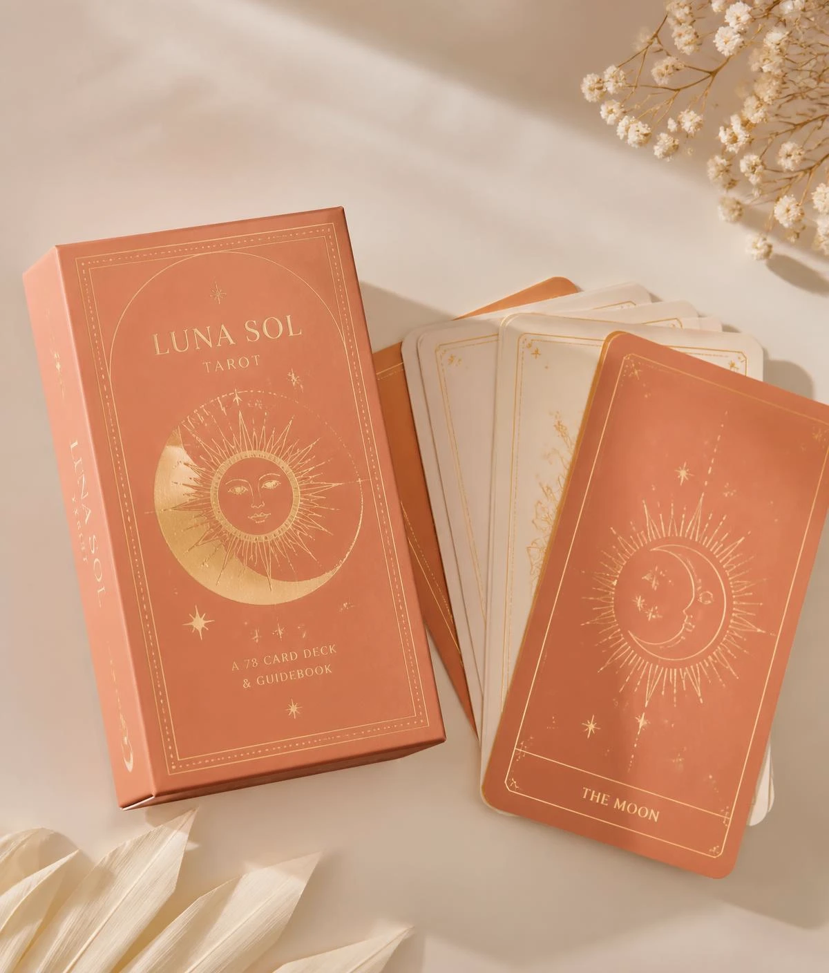 Kit Luna Sol Tarot: caja terracota con detalles dorados y cartas ilustradas